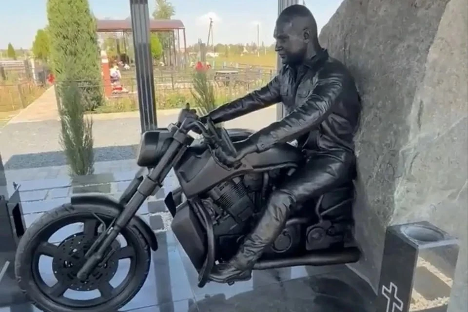 На Александровском кладбище Ростова установили четырёхметровый памятник байкеру.