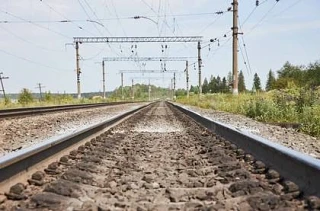 В Челябинске 24-летний парень чудом выжил, уснув на железнодорожных путях в нетрезвом с...