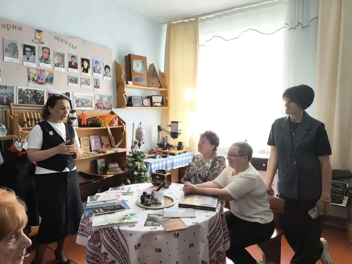 18 мая, отложив все дела и повседневные заботы, пировские ветераны-педагоги «шагнули в ...
