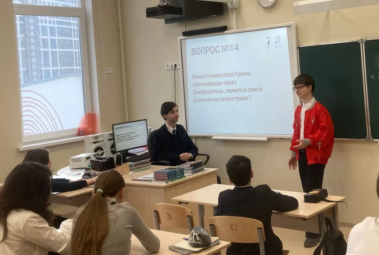 В рамках празднования Дня воссоединения Крыма с Россией в МОБУ "Муринская СОШ № 6" в рамках уроков и