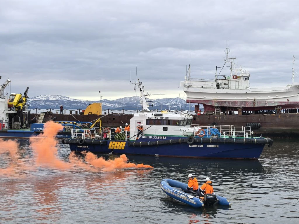 📍 В акватории морского порта Петропавловск-Камчатский в районе мыса Сигнальный прошли ...