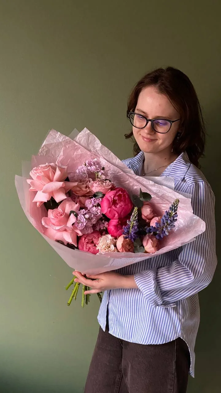 ЭТО ЧТО ТАКОЕ!!!

Самые сочные и яркие букеты дня😊

🌸 Букет с пионами Коралл Шарм и французской ро