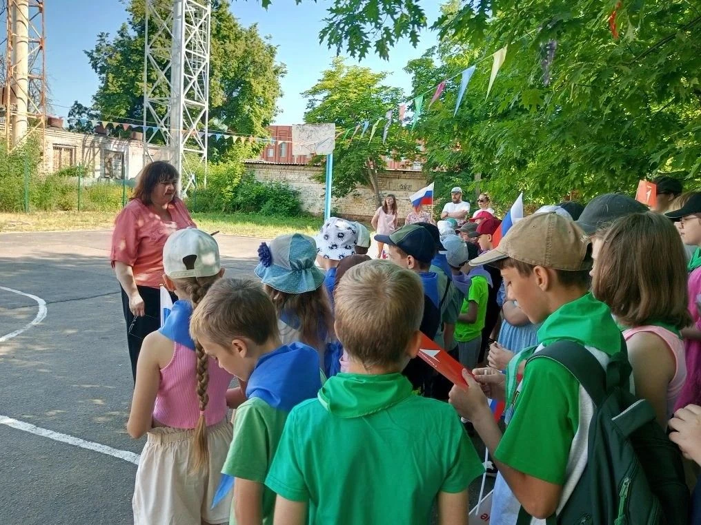 🇷🇺Сегодня в нашем пришкольном лагере прошла торжественная линейка, посвящённая Дню России. Утро на