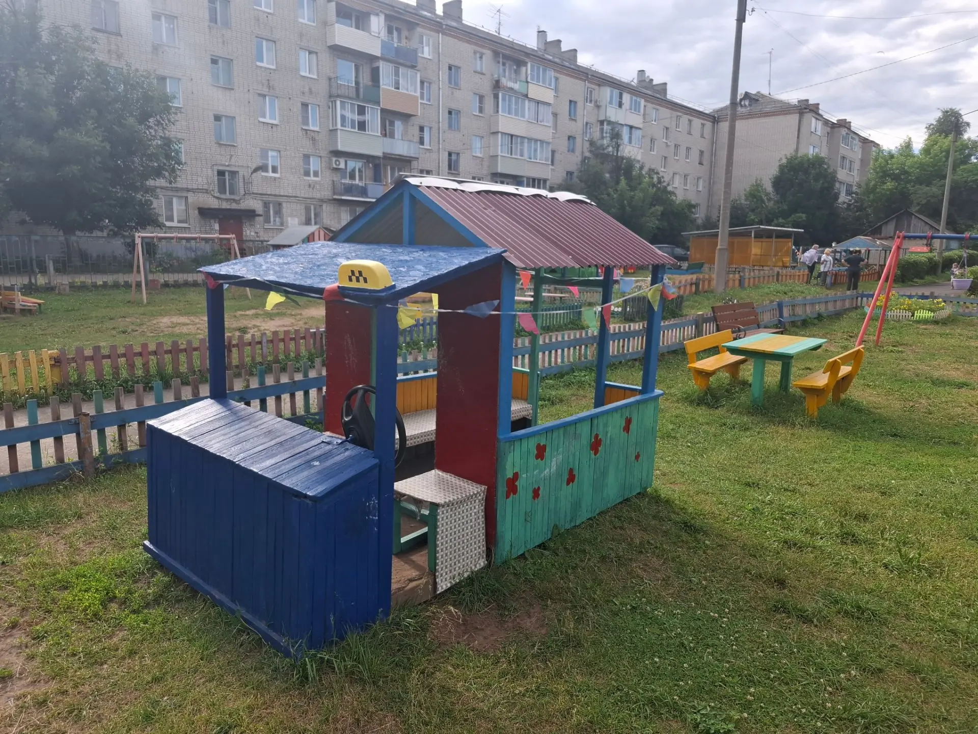 Сегодня родители группы  ЯГОДКИ  закончили подготовку участка к новому учебному году!! Спасибо всем 