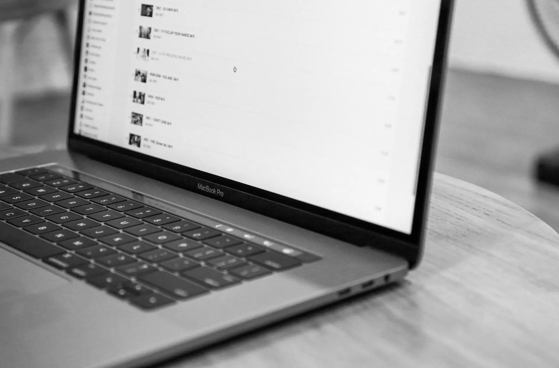 Что случилось с MAX и при чём тут MacBook?

Вчера у части пользователей в России мессенджер MAX рабо