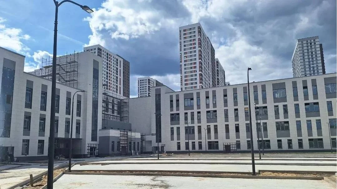 В микрорайоне Опытное поле завершается строительство уникального воспитательно-образовательного комп