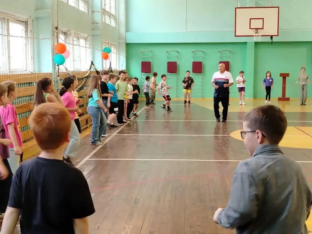 Секрет бодрого утра: как физзарядка настраивает наш лагерь на победы! 🔋🏃‍♂️☀️

Каждое утро в нашем