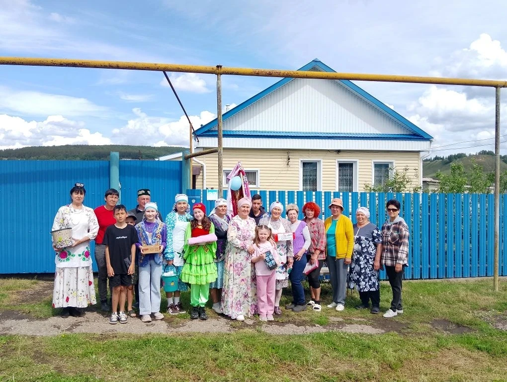 Бүген мәктәп укучылары Сабантуйга сөлге җыюда катнаштылар. Милли йоланың күңелле бизәге...