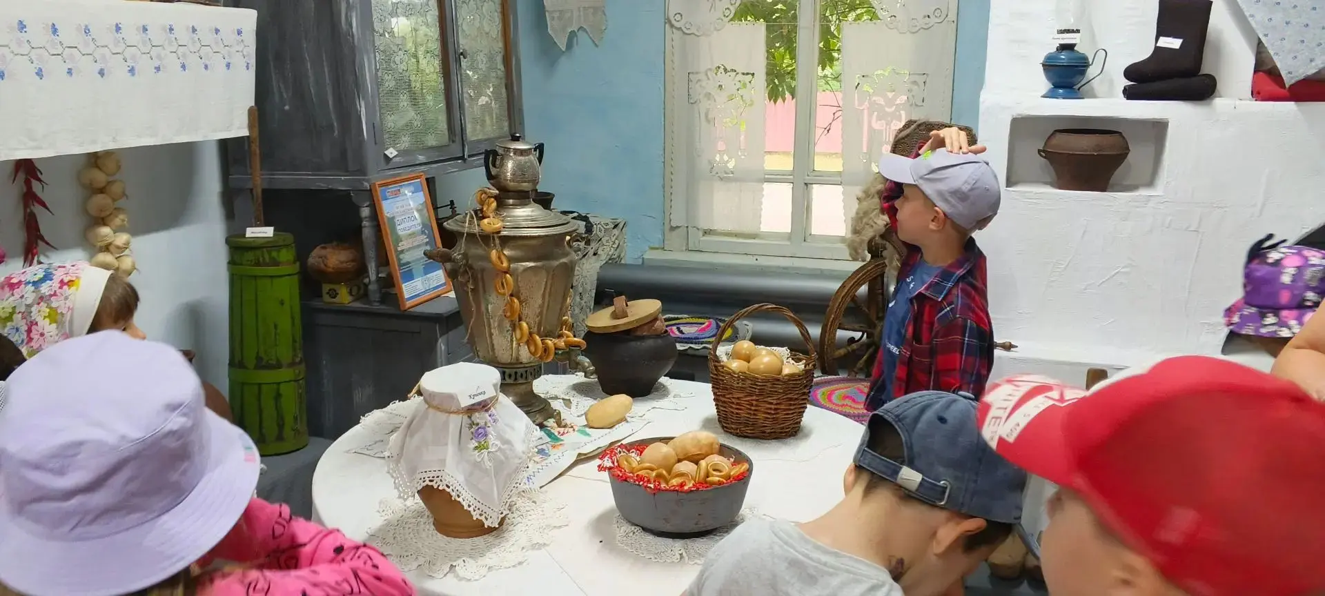 🏰 Завершение недели в детском саду по теме «Моя деревня»!

🌟 Воспитанники посетили местный музей и