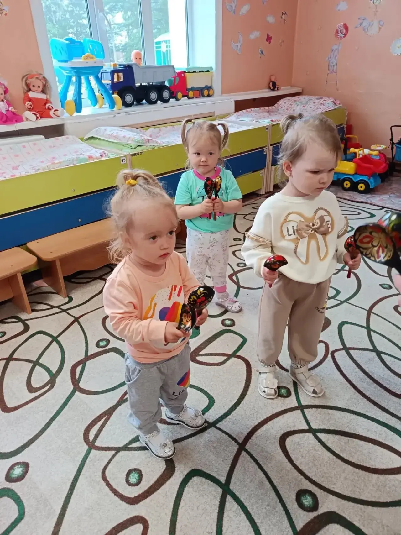 Ложки разными бывают,
И на них порой играют.
Отбивают ритм такой.
Сразу в пляс пойдёт любой.
🎸🪈🎷�