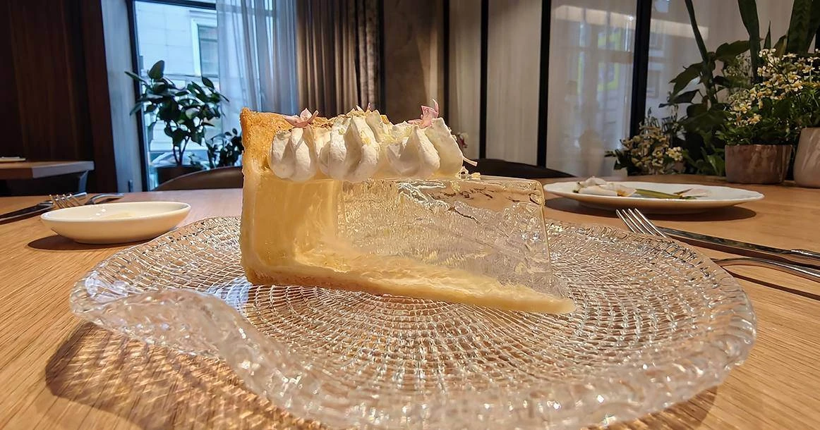 🍽 Возможно, самый фотогеничный десерт этого лета — хрустальный пирог из берёзового сока от шеф-пова