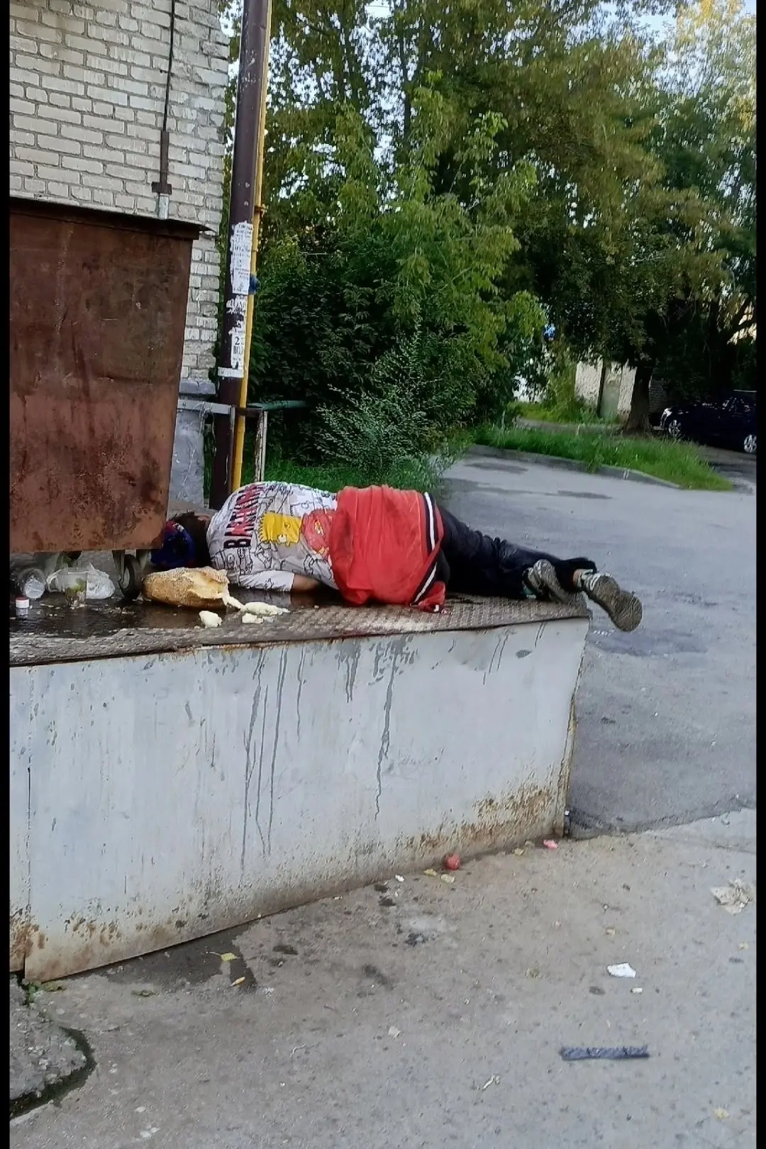 Подскажите, пожалуйста, что делать, куда обращаться?? Поселился возле магазина бомж, пристает к людя