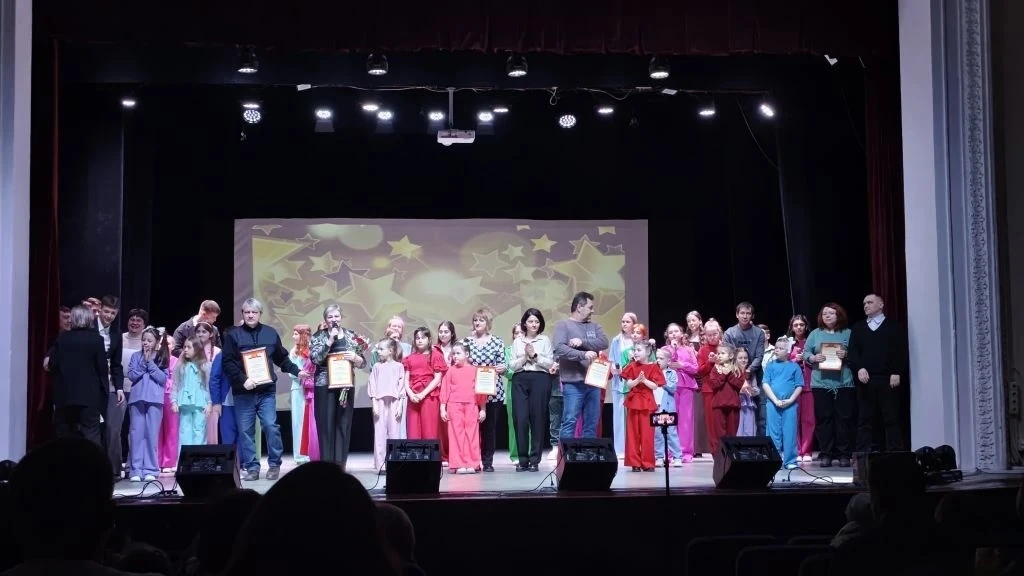 "Зажигаем звезды": яркий отчетный концерт вокальной студии "Дар" покорил сердца зрителе...