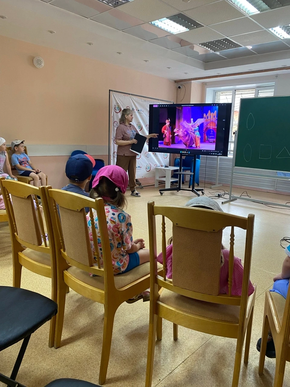 Сегодняшняя встреча в «Солнцеграде» посвящена   была театрам: кукольному, драматическому, театру опе