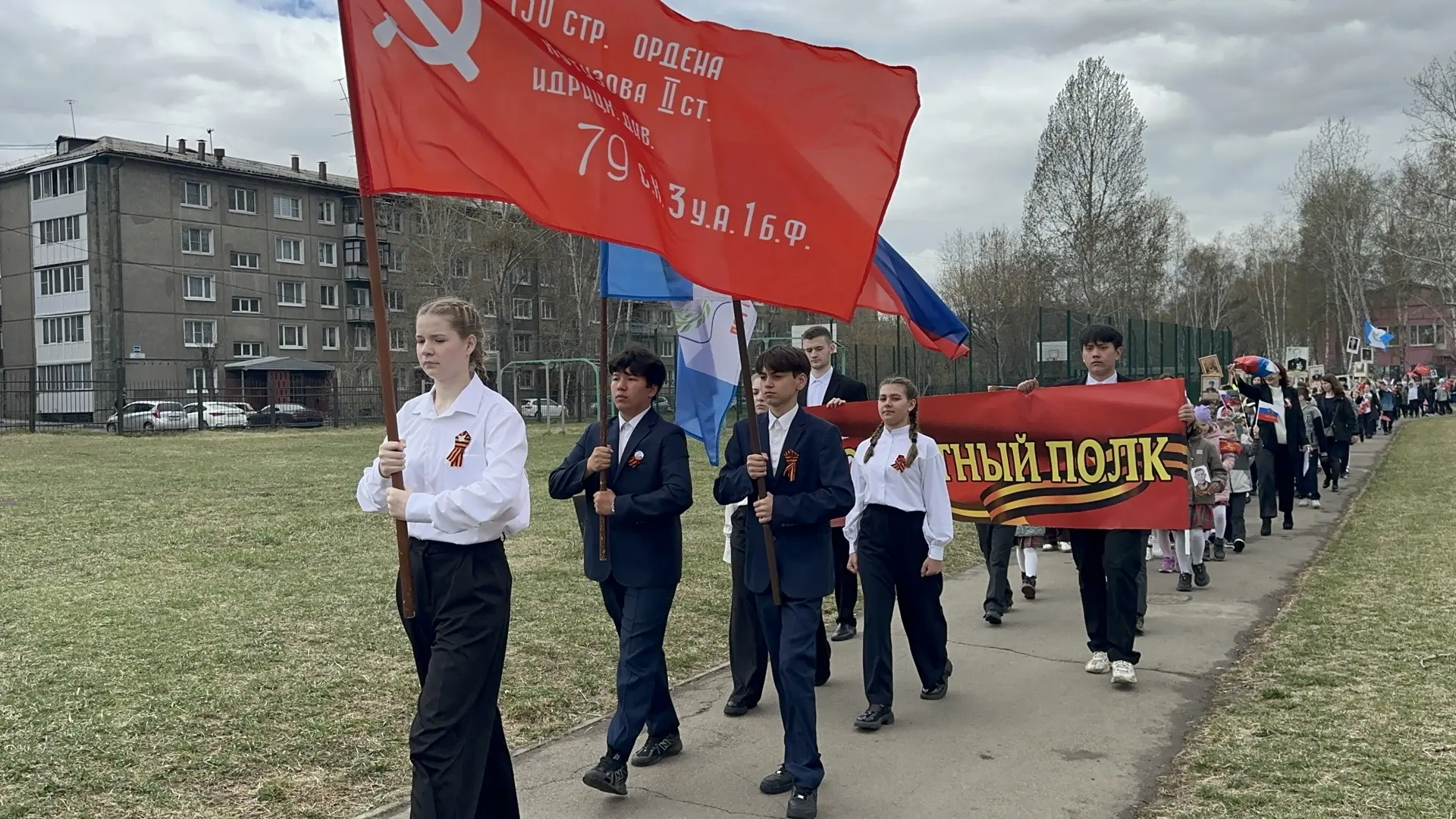 🎖️ Сегодня в нашей школе прошло шествие «Бессмертного полка»! 🎖️  Ученики начальных классов и пятикл