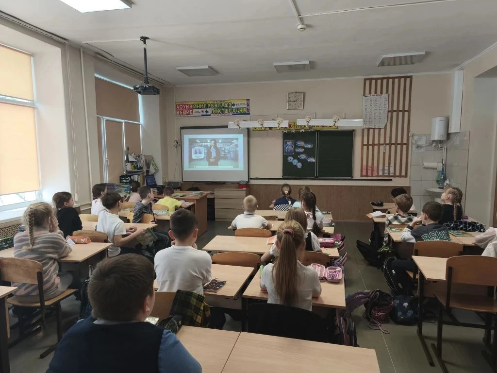 🇷🇺Утро понедельника в нашей школе началось с поднятия флага Российской Федерации и традиционного уро