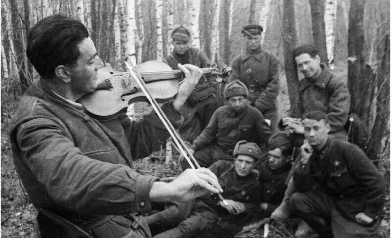 Гвардии красноармеец С.А. Рузинов со скрипкой — перед боем для своих