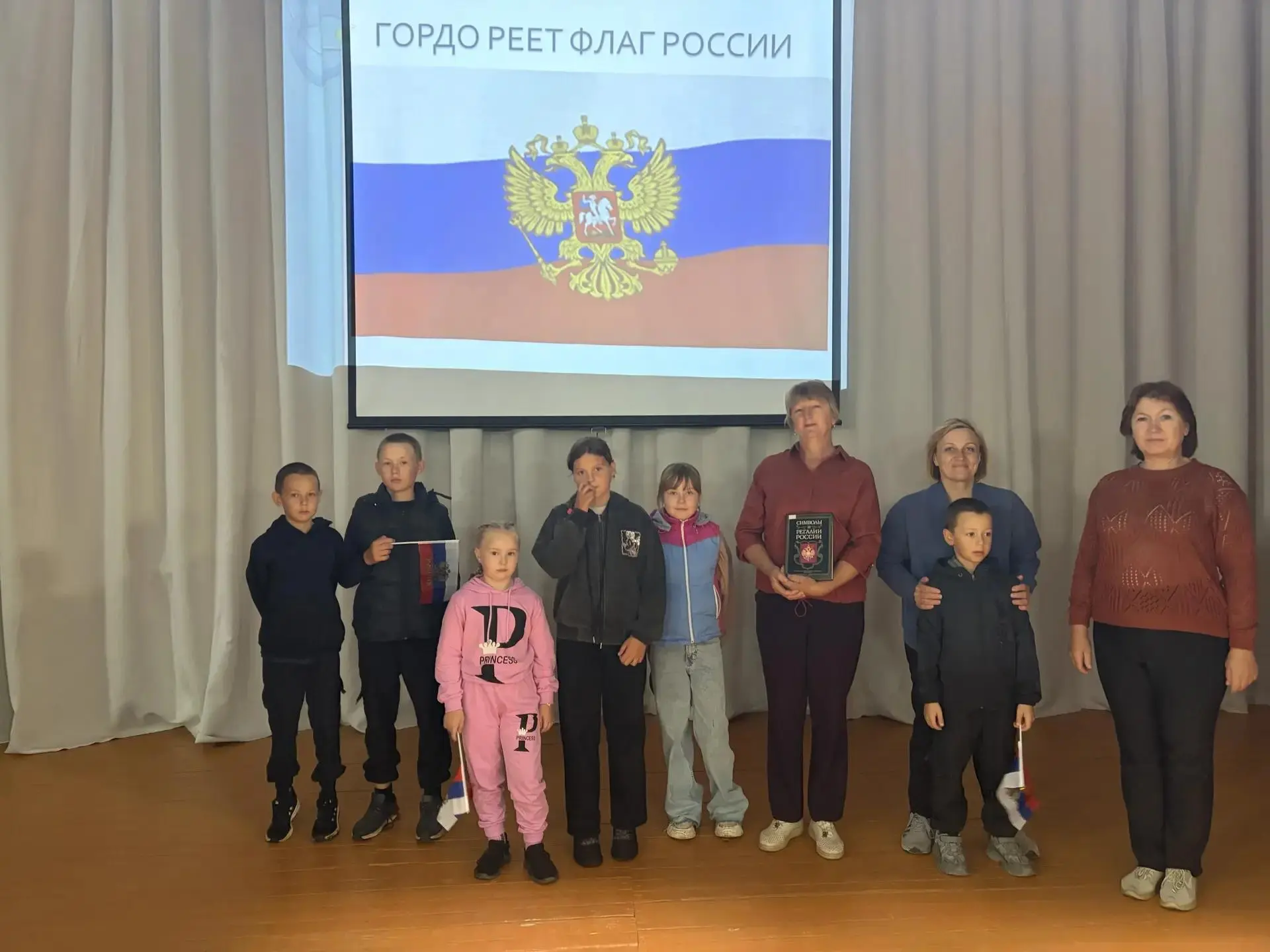 🇷🇺 В МКУК «Елизаветинский КДЦ» прошёл информационный час «Гордо реет флаг России»! 🎉