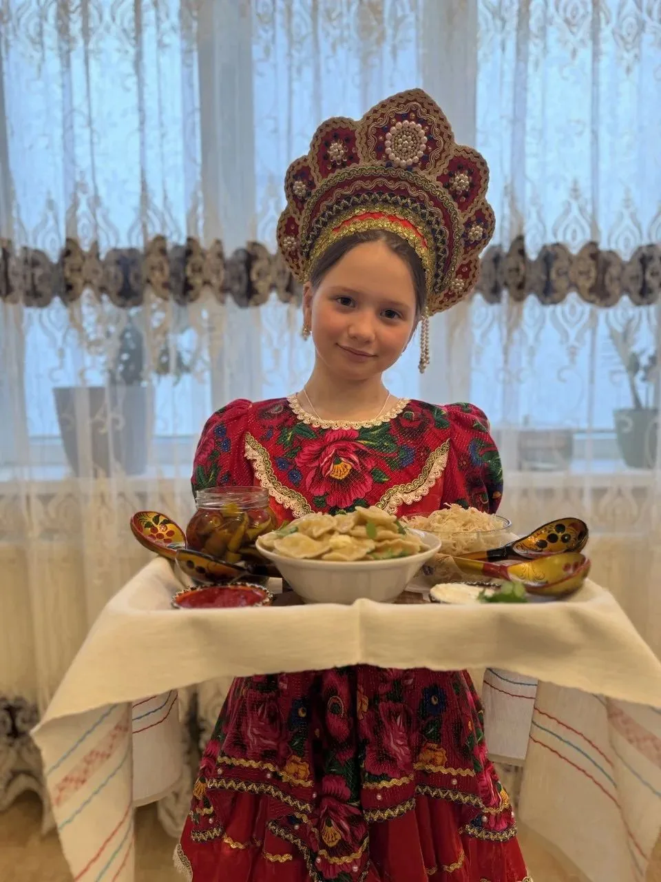 Обучающаяся 3 "Б" класса, Бирюкова Александра,  принимает поздравление от Заместителя м...