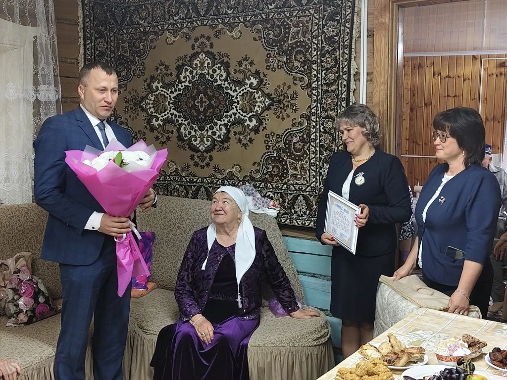 Бүген хөрмәткә лаек  ветеран укытучыбыз Саимэ Нургали кызының олуг күркәм юбилее !🎉🎉🎉