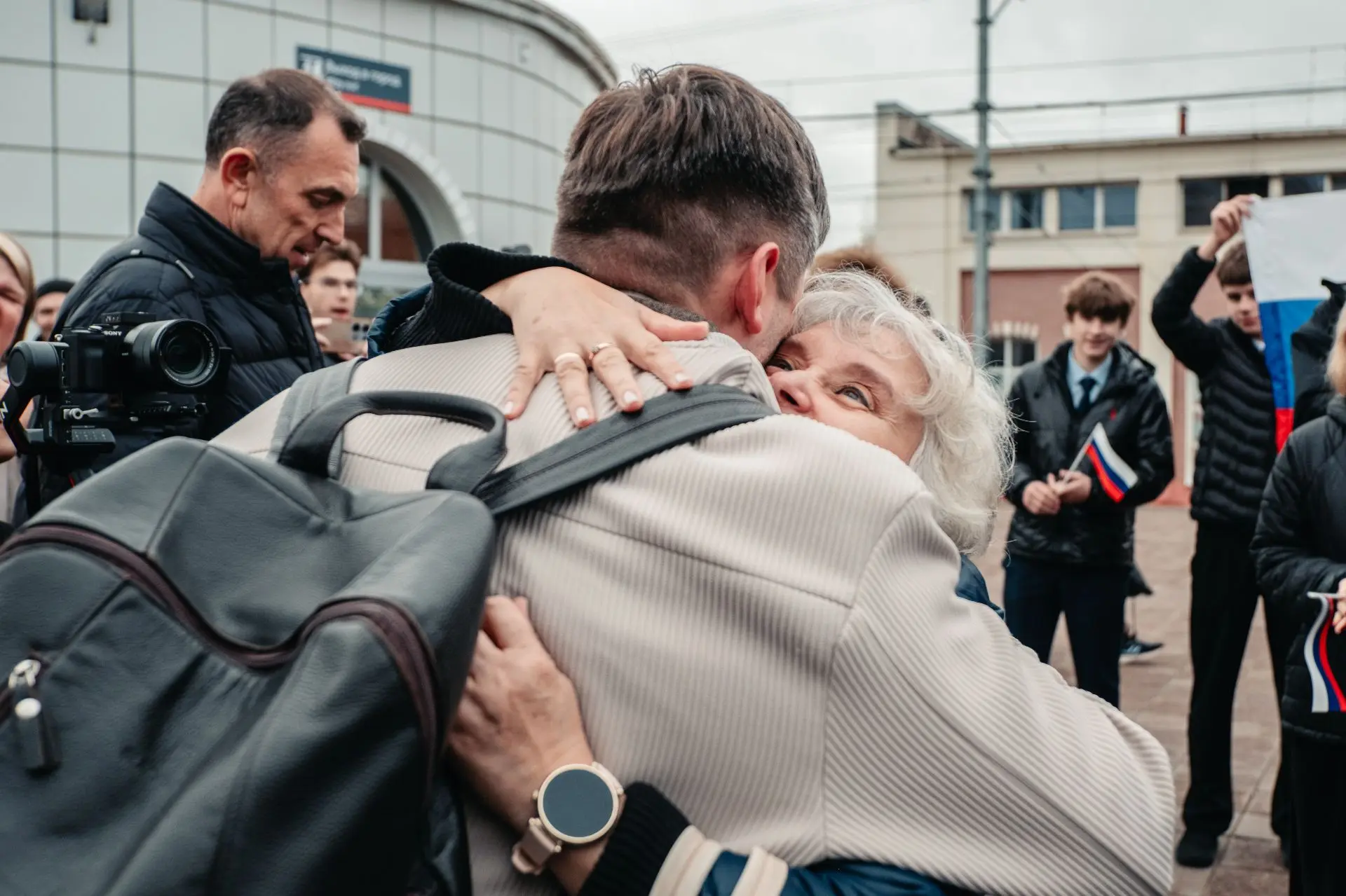 На железнодорожном вокзале Твери состоялась теплая встреча преподавателя информатики мн...