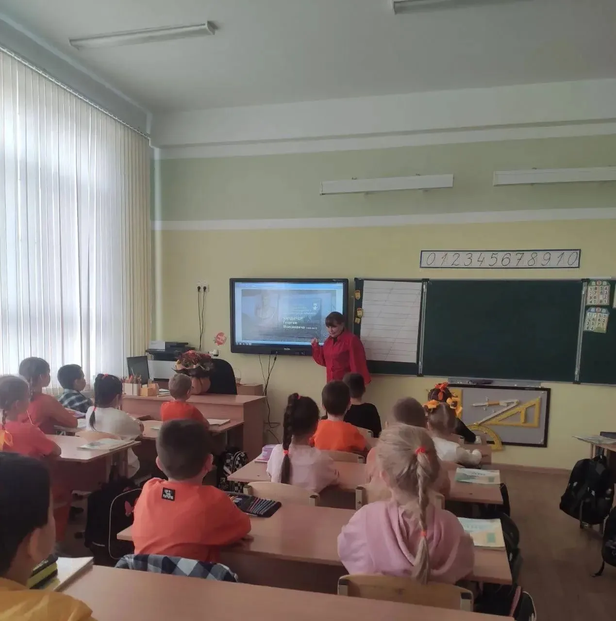 📣 Сегодня во 2 «Б» классе прошёл классный час, посвящённый Георгию Моисеевичу Кандинеру, чье имя нос