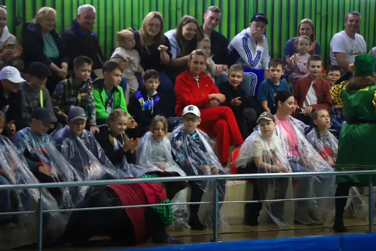 Ярко. Мокро. Дружно. 🐬💦

Сегодняшний день в ярославском дельфинарии побил все рекорды по децибелам