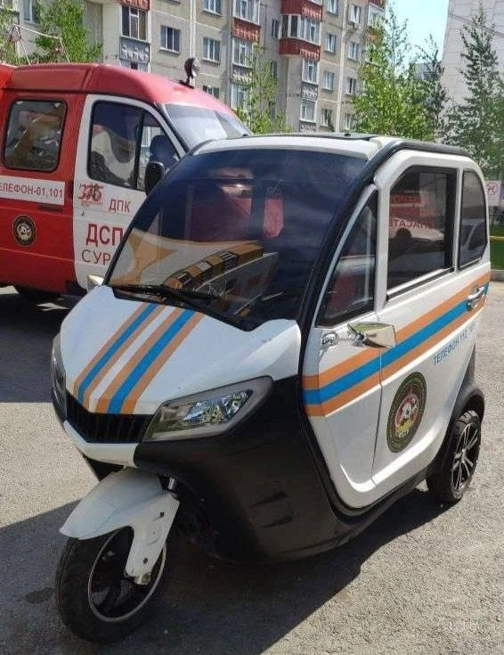 🚘 Трёхколёсный мини-автомобиль ездит по дорогам Сургута