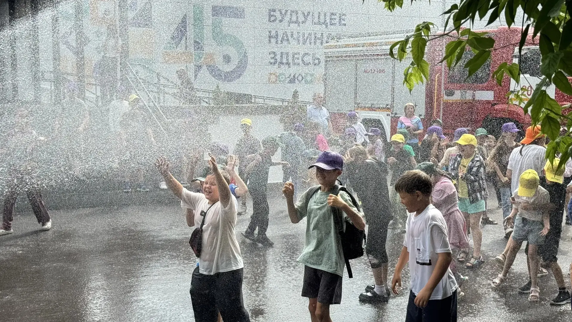 День в пришкольном лагере: от блинов до пожарного шланга! 🔥

Очередной день в нашем лагере был по-н