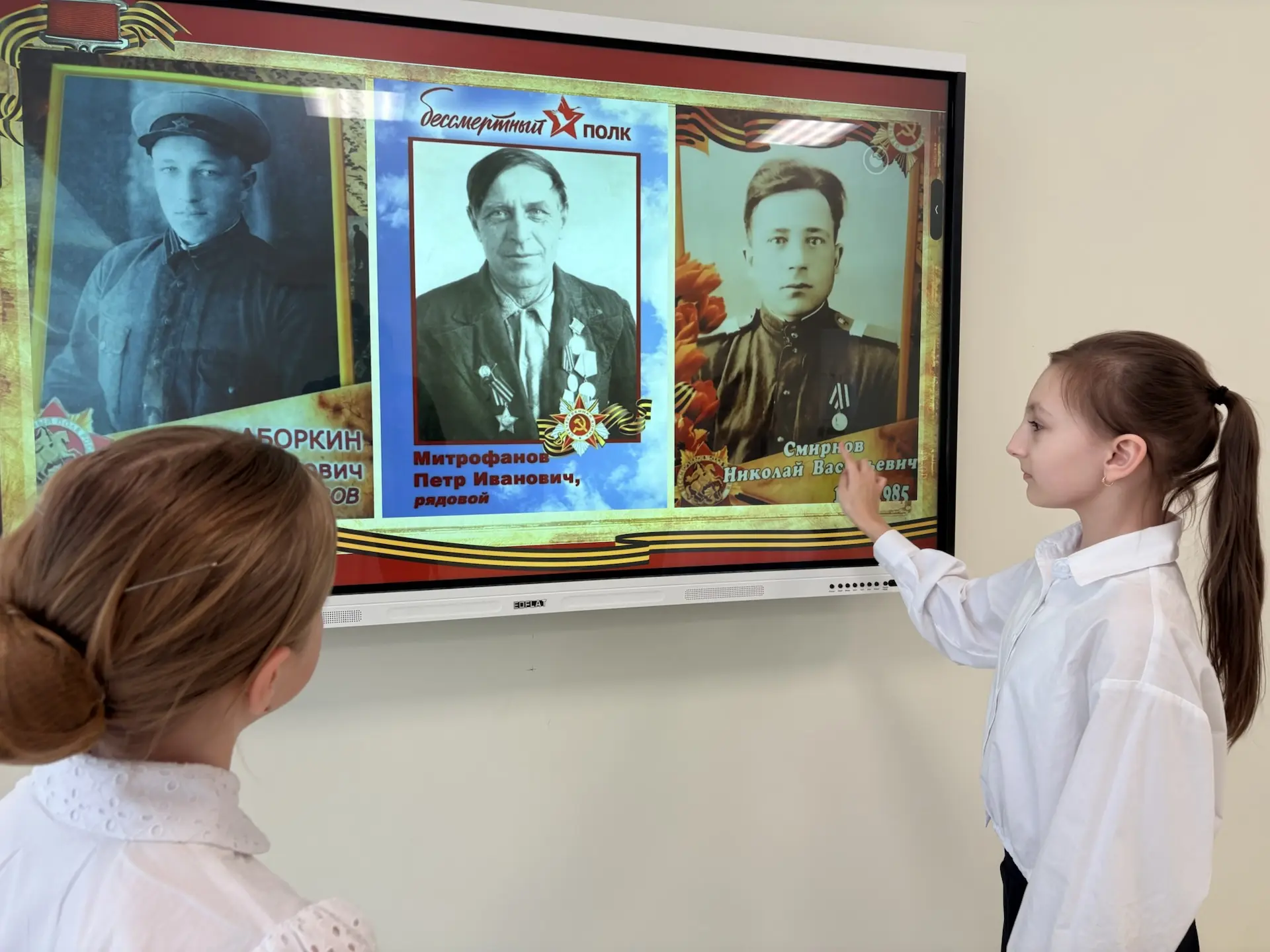 🌟 В этом году наша школа присоединилась к великой традиции в новом формате — «Бессмертный полк» на э