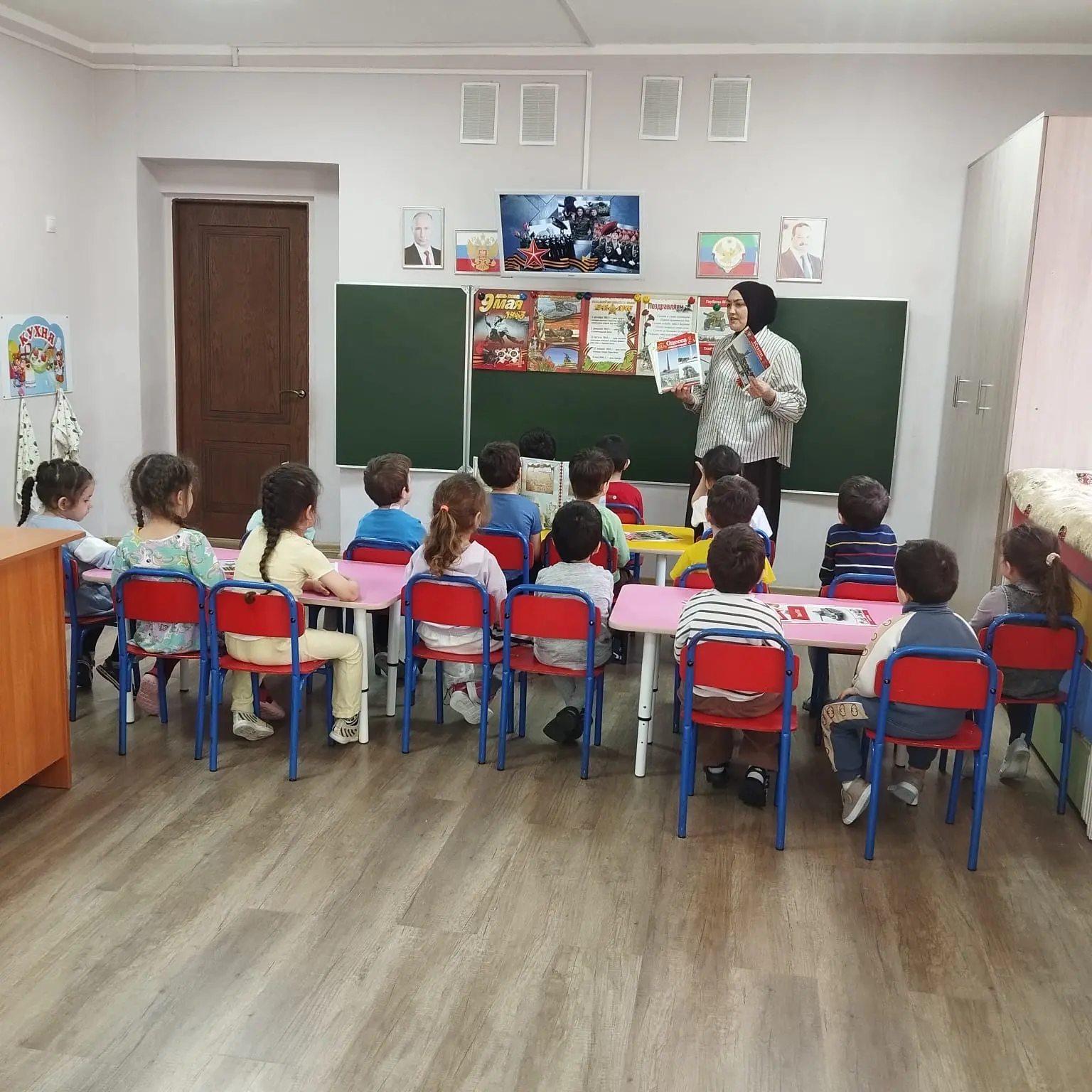 Великий праздник, 
День  Победы! 
Пусть много лет уже прошло, 
но помним подвиг наших дедов и благод