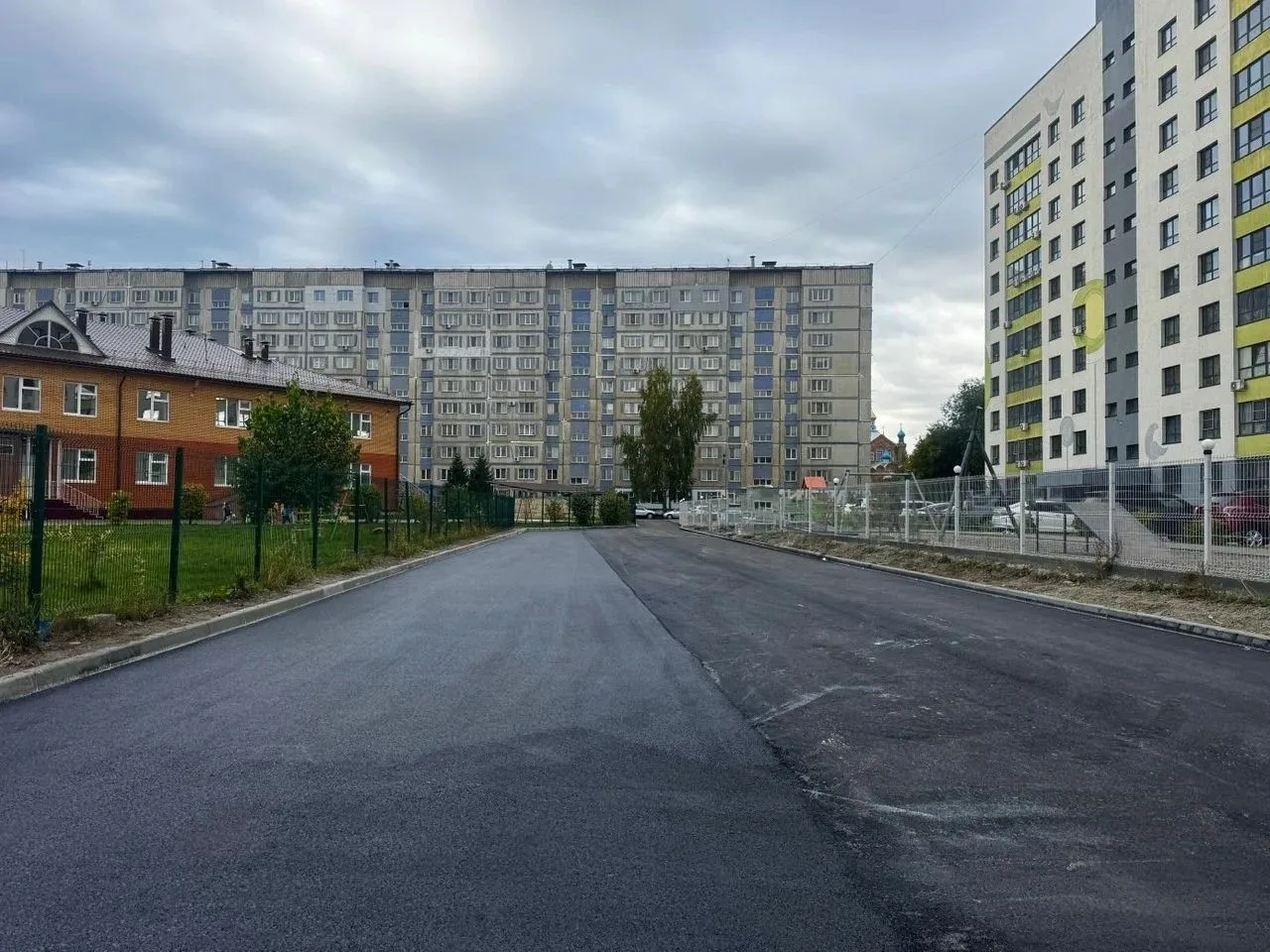 В Бийске обновили проезд к школе и детскому саду на Согренной