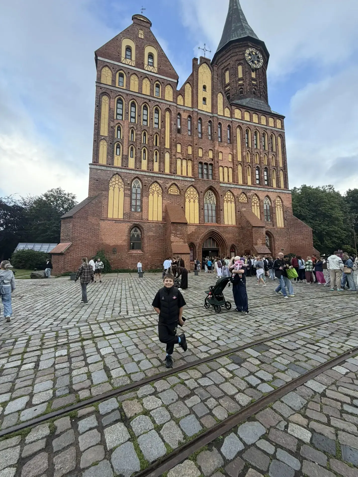 С чего начинается Родина 
Авербух Максим, ученик 4-Д класса, посетил город Калининград и Калининград