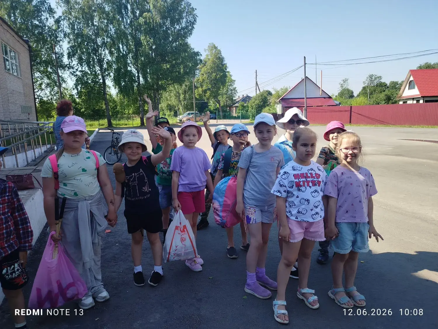 Важная новость: наши первоклассники вчера сходили в свой первый поход! 
Ребята отлично провели время