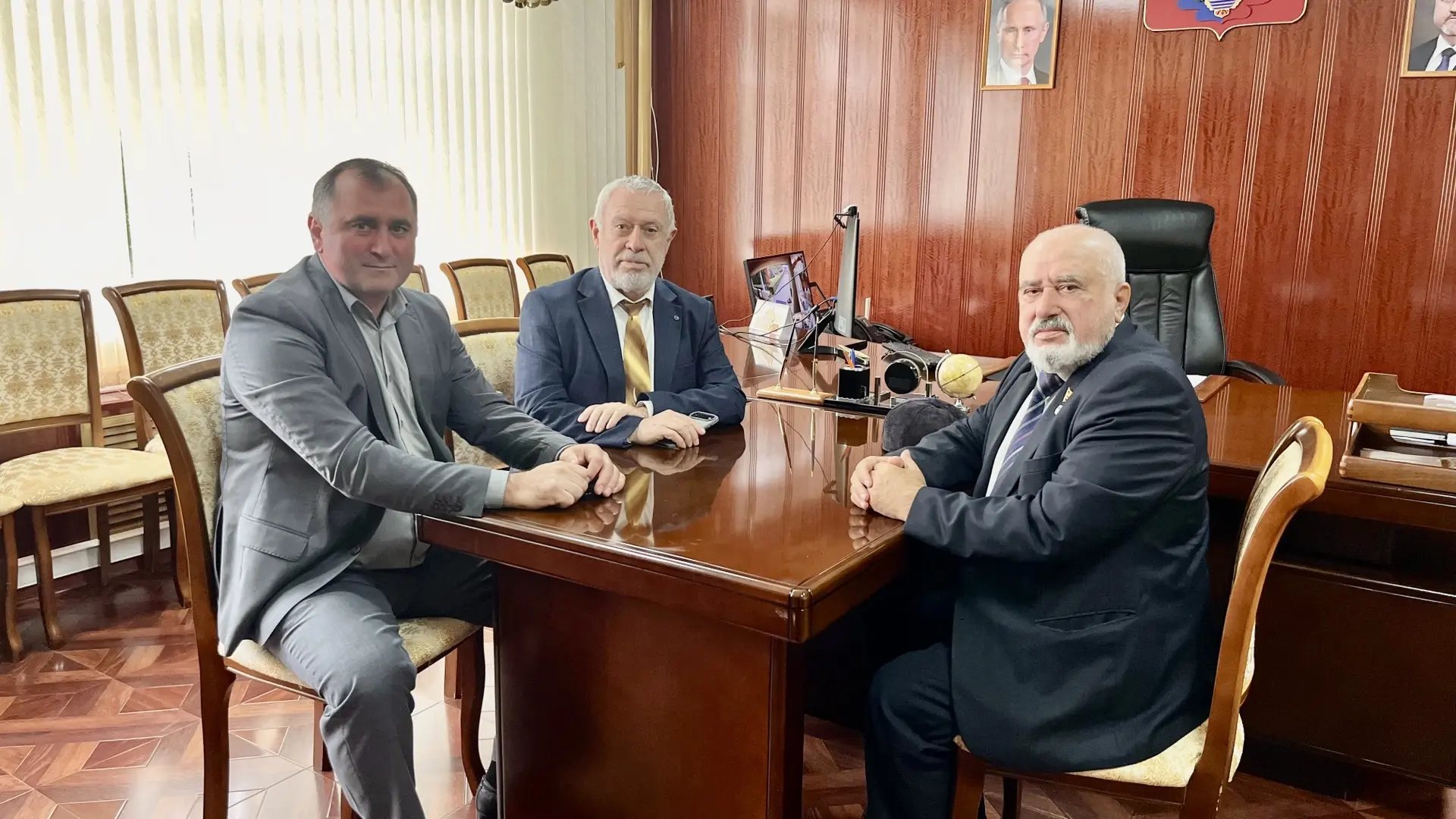 Ярмет Ярметов встретился с известными писателями Дагестана