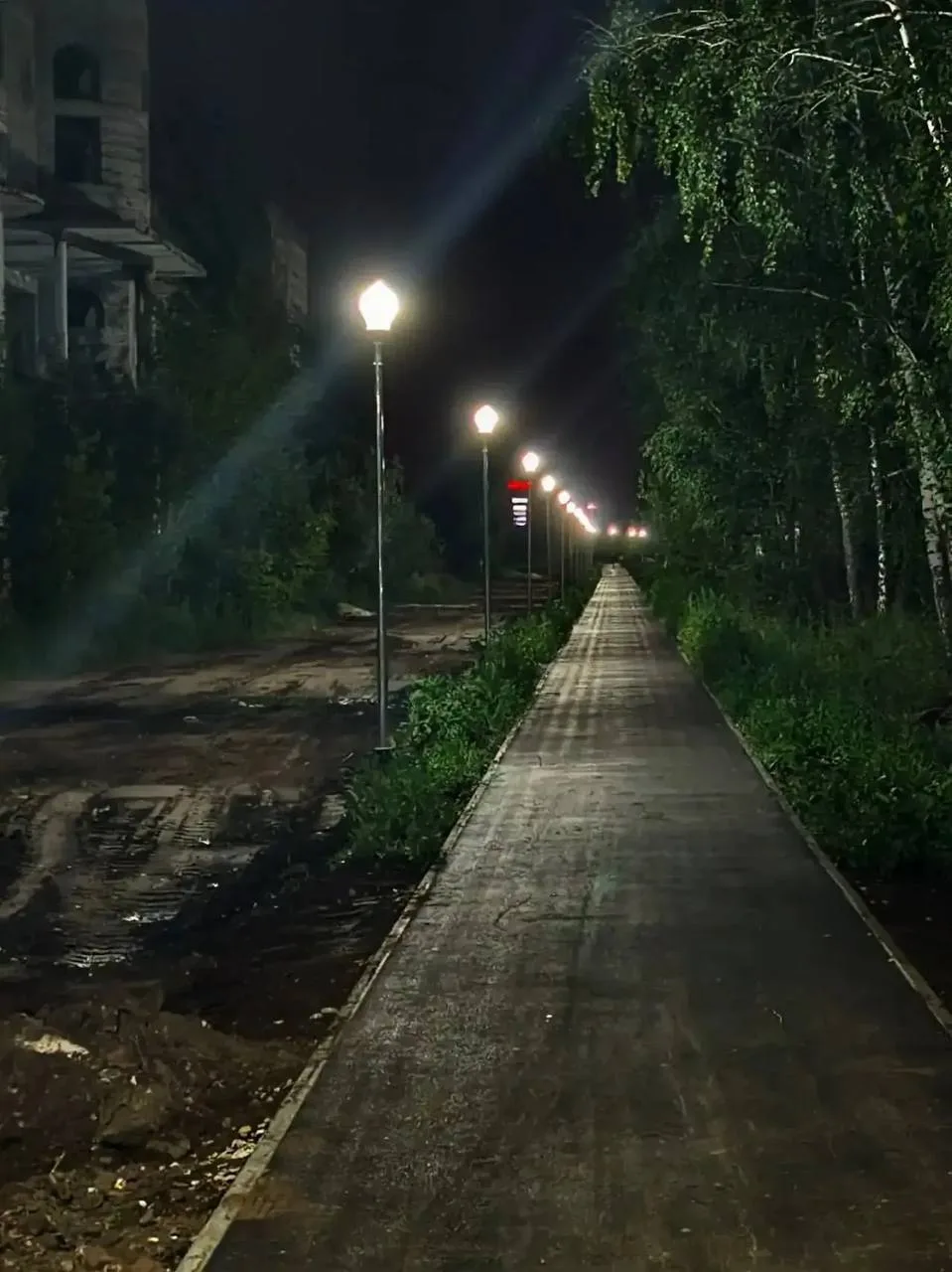 Приступили к пуско-наладочным работам по наружному освещению на новой пешеходной дорожке, которую ст
