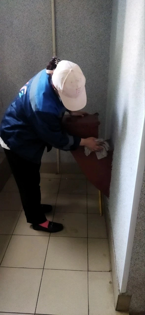 Комплексная уборка лестничной клетки по адресу: пр.Северный, дом 61, корп.1. 
 
☎Аварийно-диспетчерс