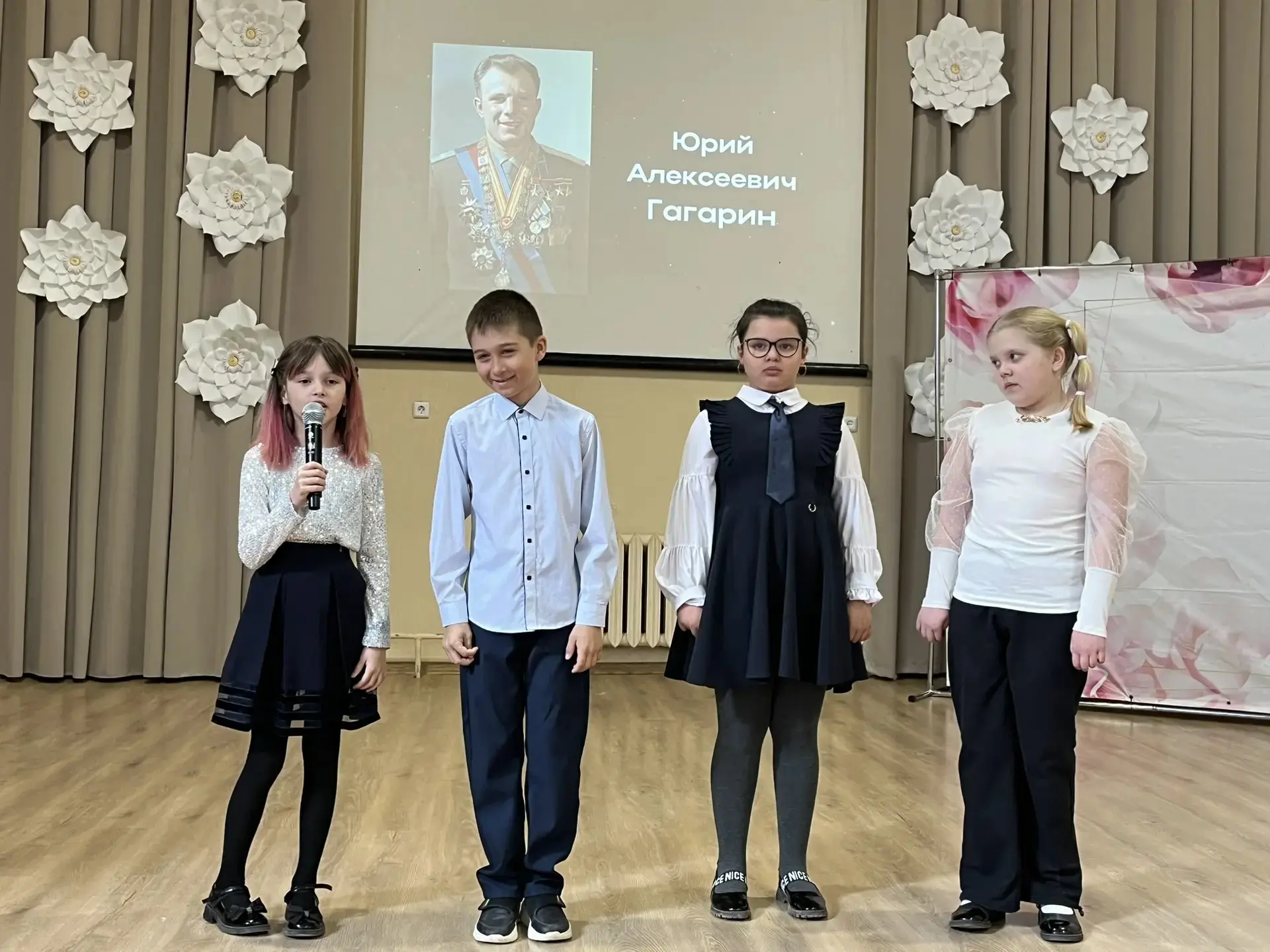 🚀 В  Центре образования «Борисоглебская школа №1» прошел праздничный концерт, посвященный Дню космон