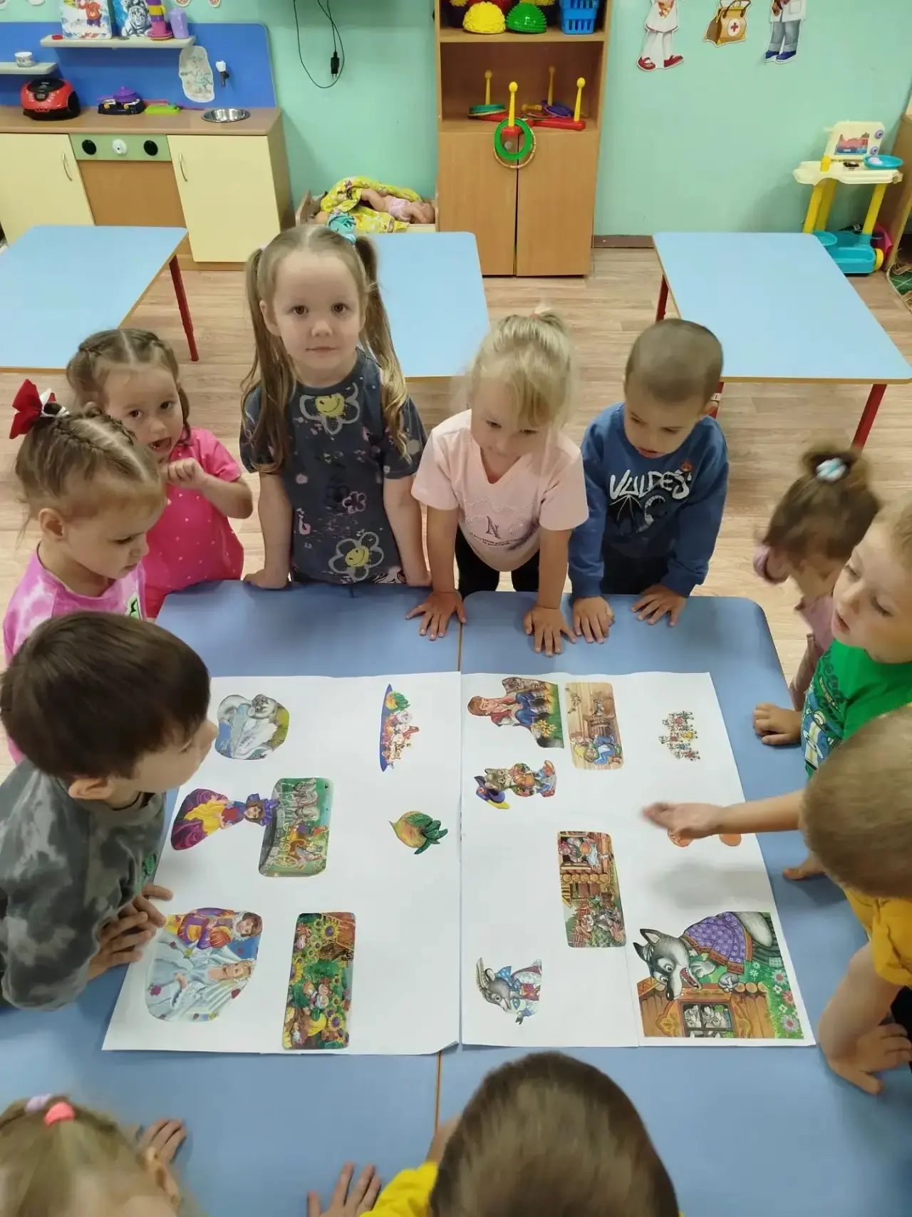 📖 Сказка в ладошках: как наши малыши (2-3 года) создали свой первый большой коллаж!

Книга — это пе