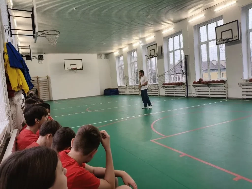 Вчера в гостях у 5А и 6Ю классов был представитель организации «Перспектива». Он рассказал ребятам о