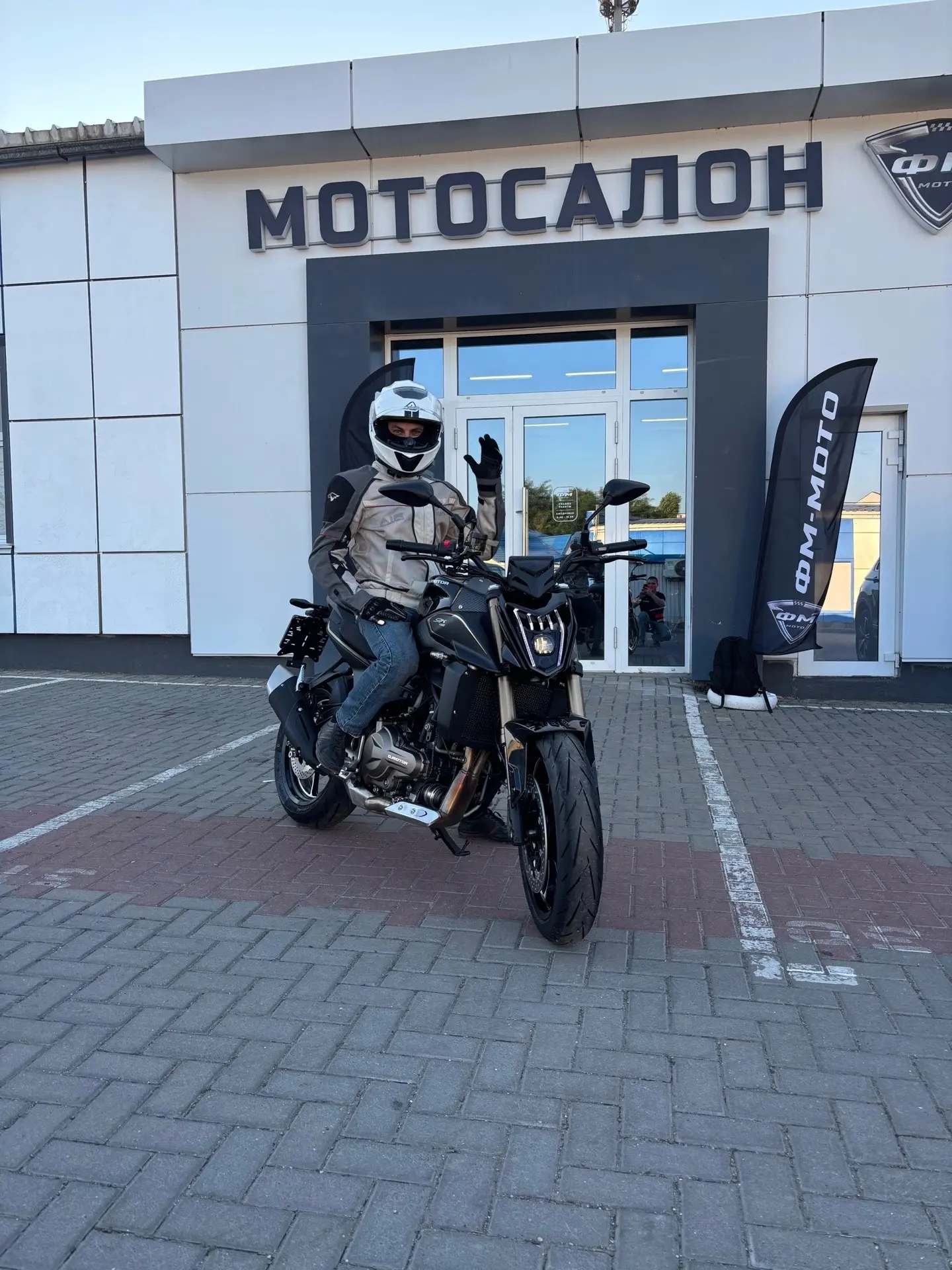 🔥🔥🔥Поздравляем с покупкой мотоцикла QJMOTOR SRK 550 в мотосалоне «ФМ‑Мото»! 🏍️