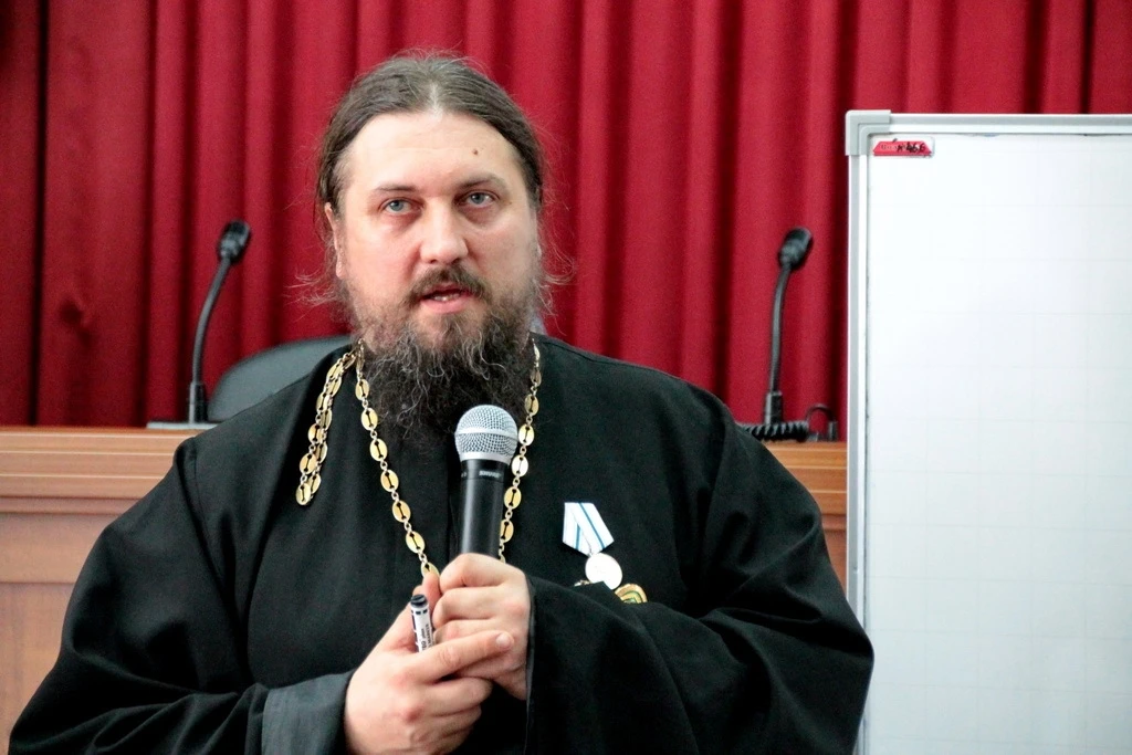Муж должен защищать свою семью и от вмешательства в семейные дела своих близких родственников. Вспом