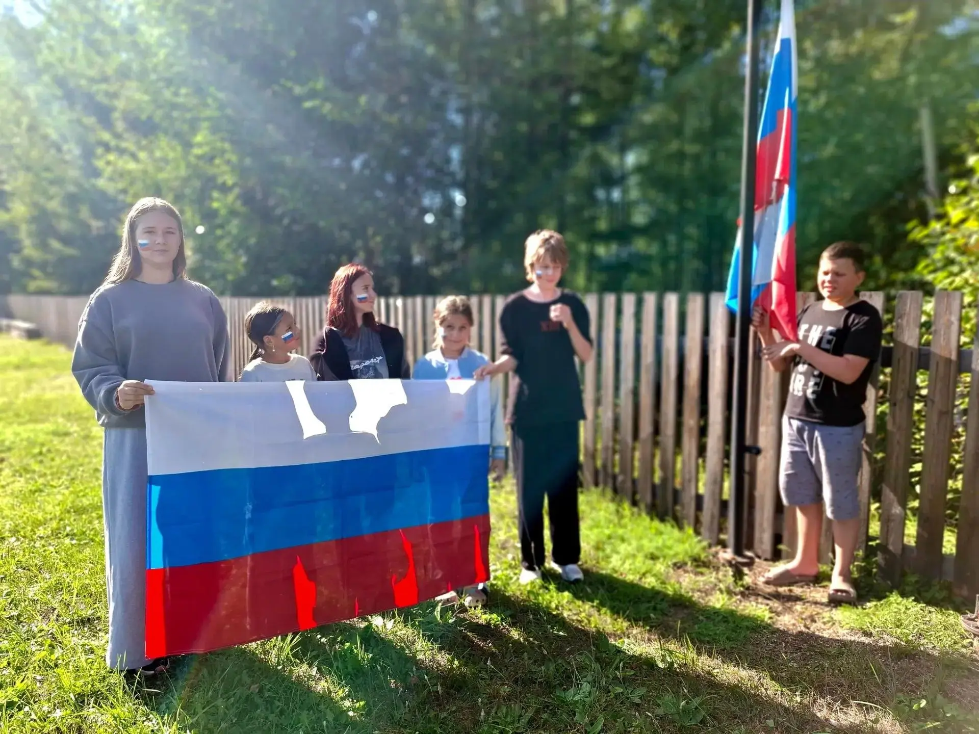 В преддверии Дня российского флага для детей прошла познавательно-развлекательная прогр...