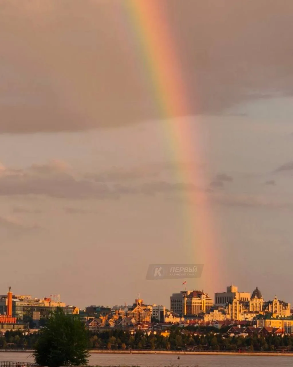 🌈 Над Казанью сегодня заметили яркую радугу — снимком поделился читатель в бот