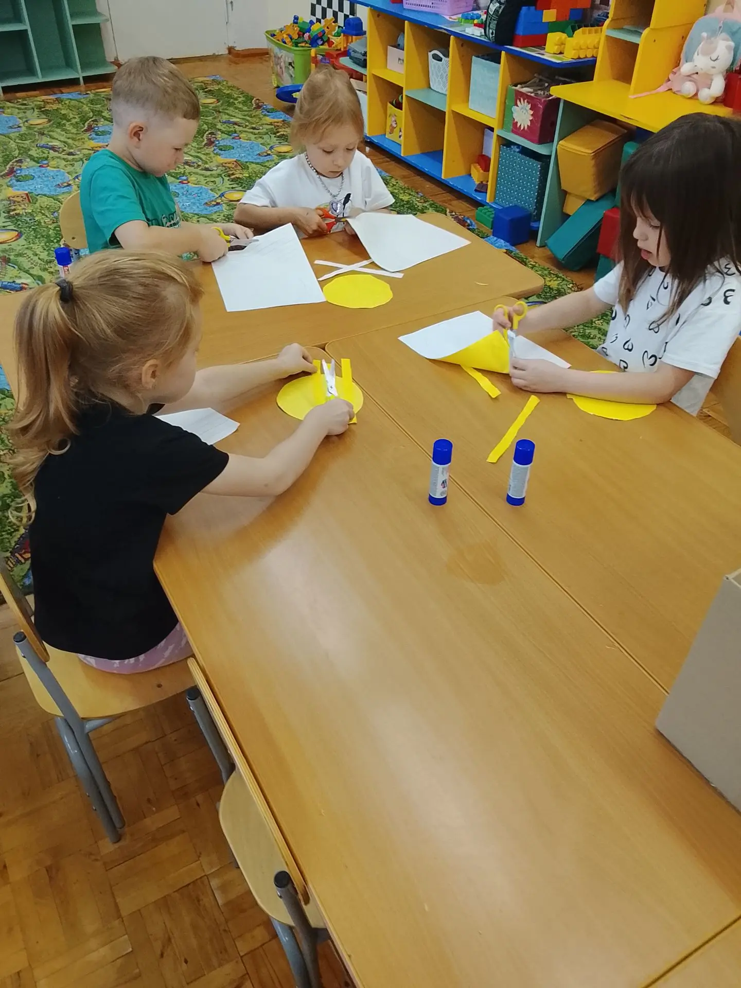 Несмотря на дождливую погоду в группе "Ручеёк" всегда солнечно🥳💪🙃😊👍