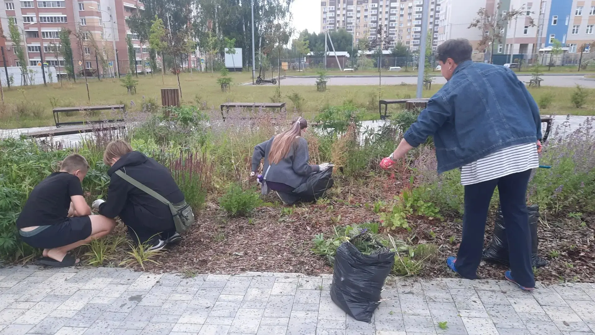 Даже в каникулы в школе и на ее территории должен быть порядок☝🪣🧽!