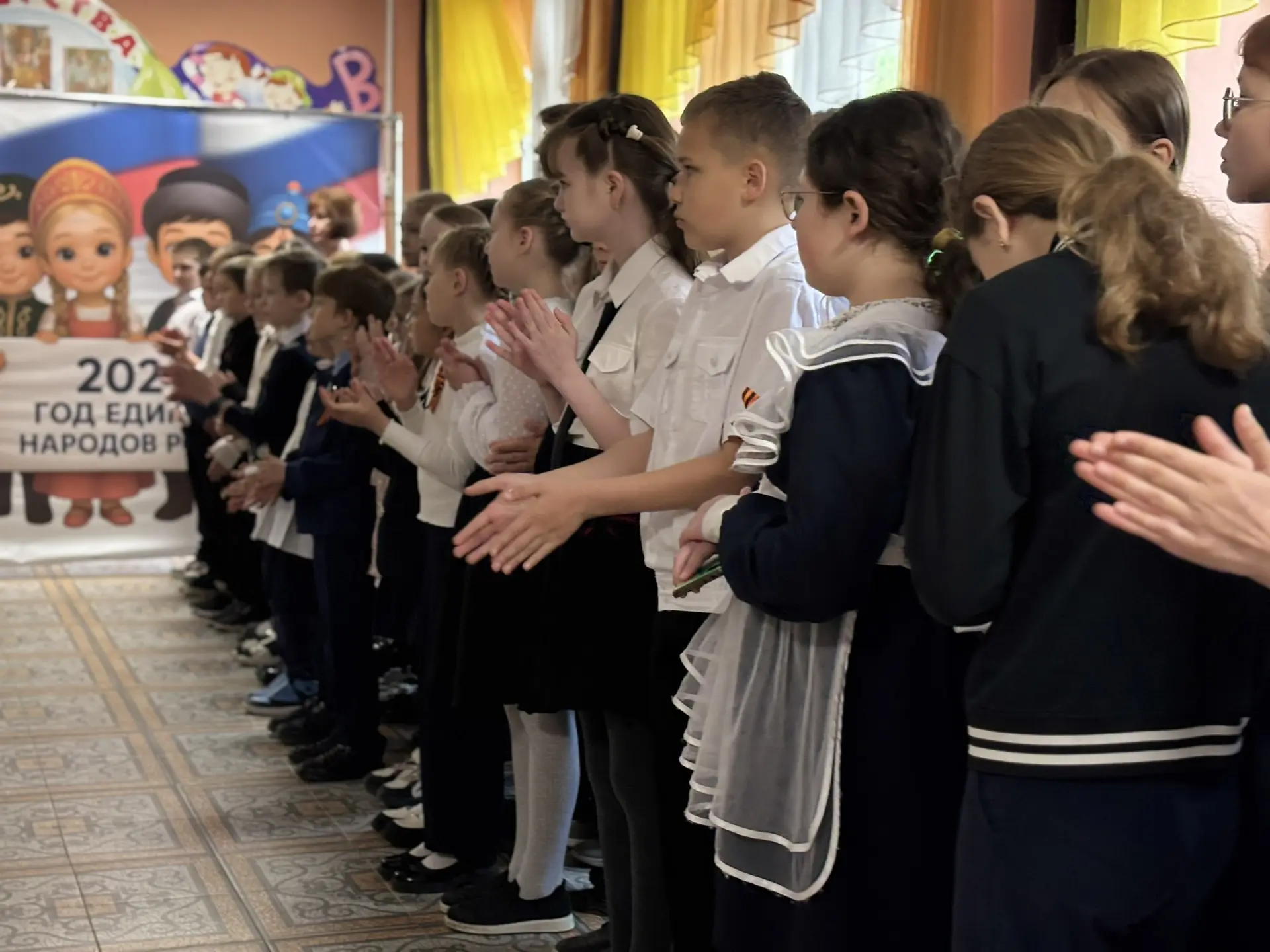🇷🇺Еженедельная линейка и старт важных патриотических акций  Сегодня в нашей школе прошла еженедельна