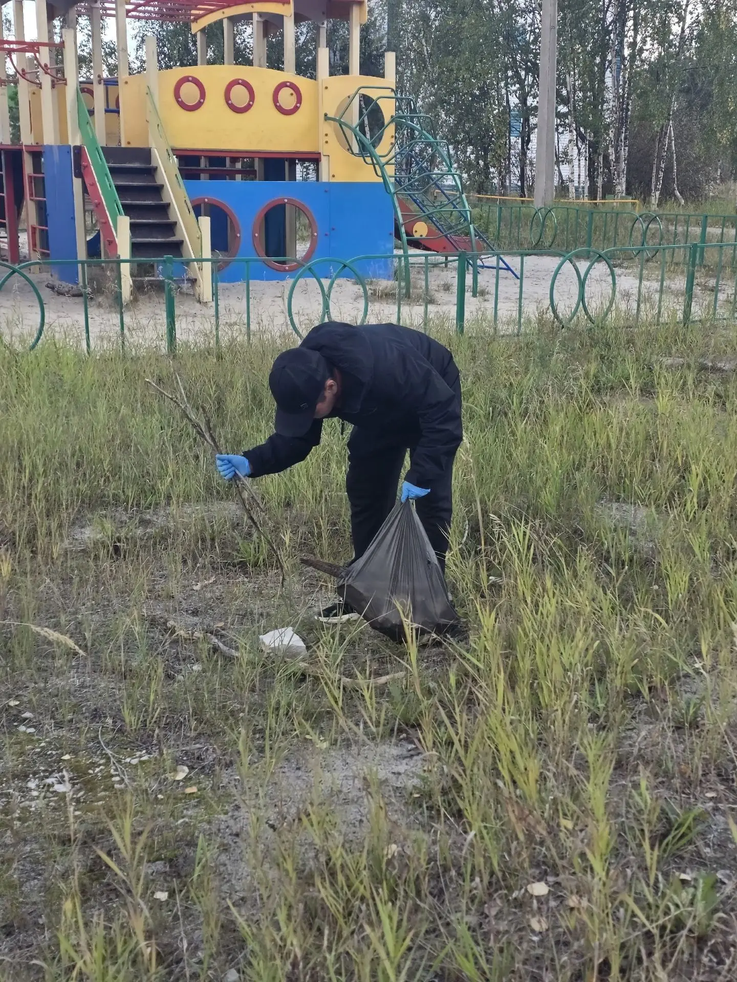 Работники Надымского центра развития физической культуры и спорта сделали город чище и ...