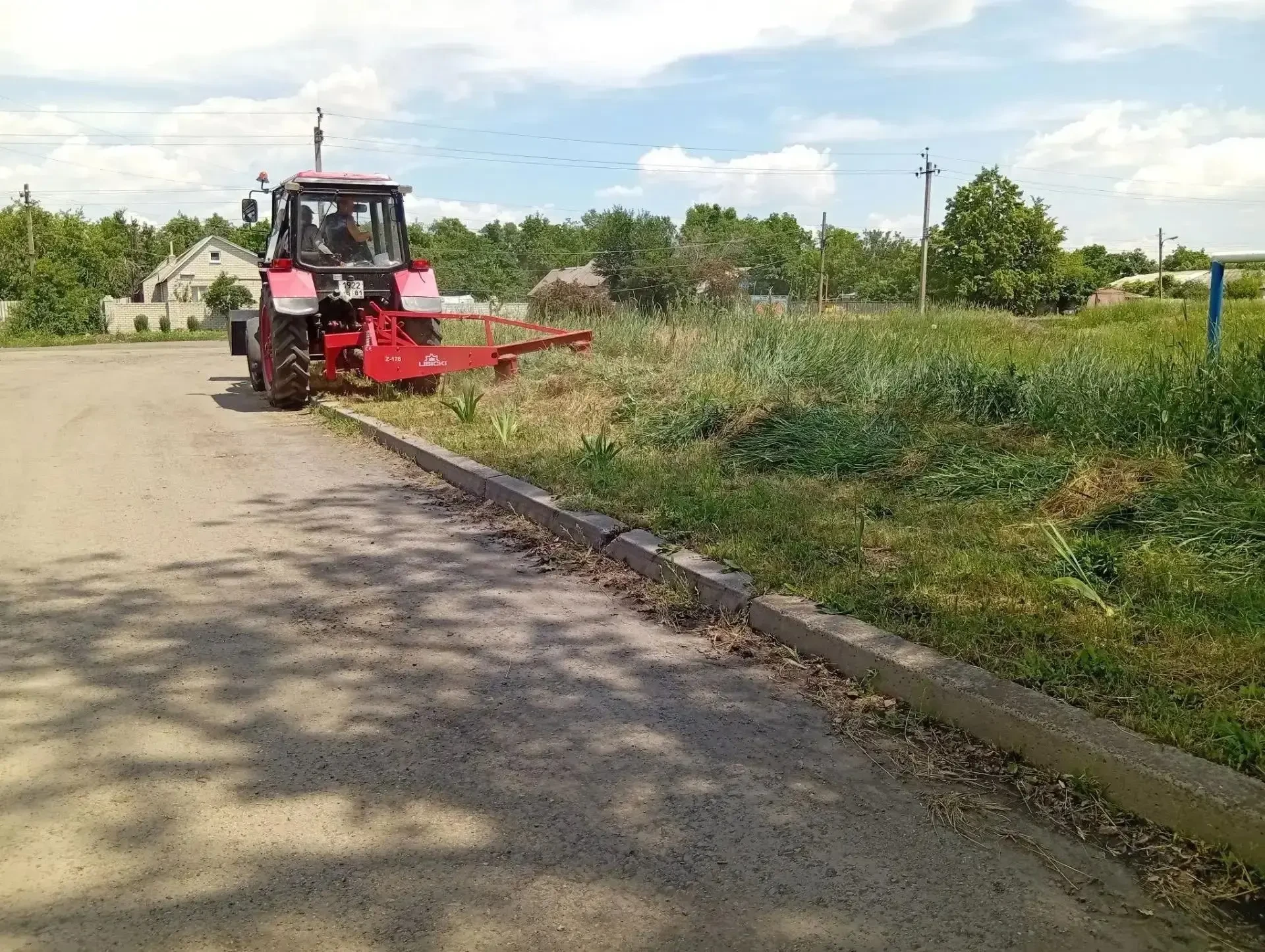 В Ровеньках продолжается борьба с сорной растительностью
 
☝Одной из важных сезонных задач на террит