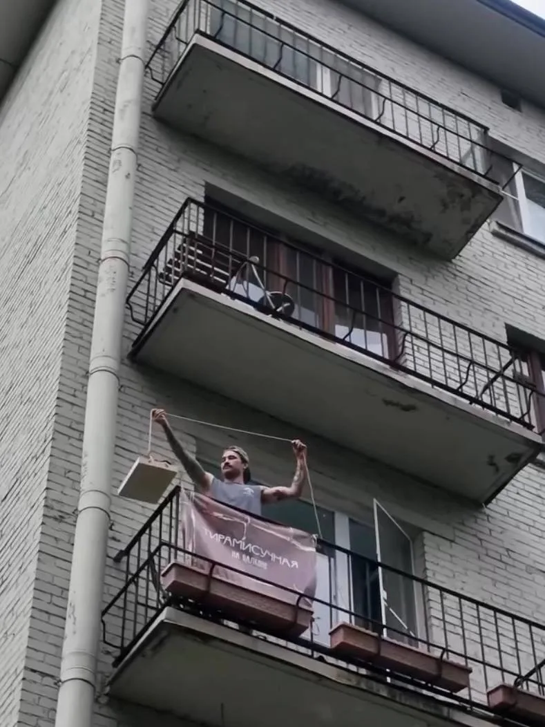 Где в Петербурге ловить тирамису прямо с балкона? 😁🤎

Такой необычный формат запустил Руслан из Пе